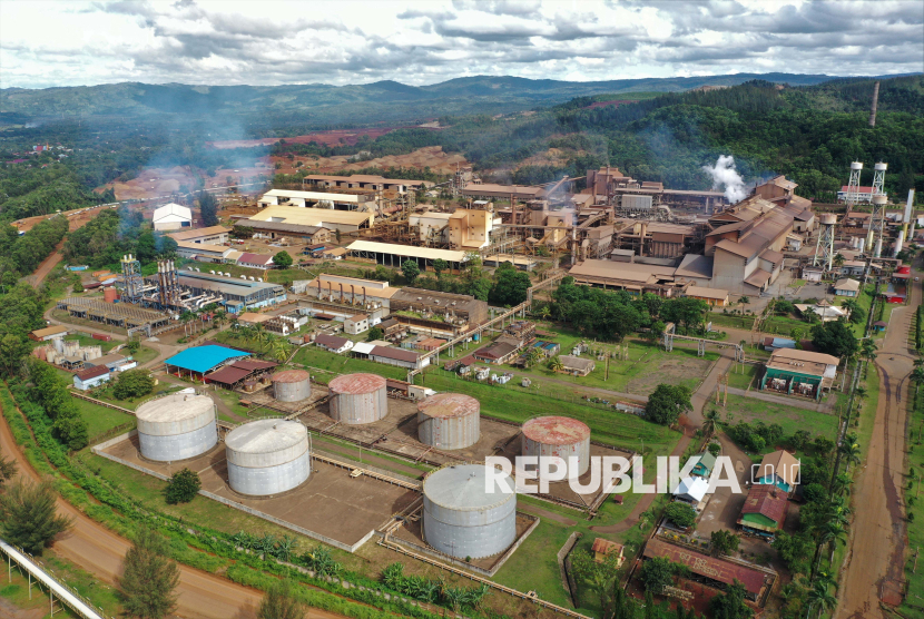Foto udara aktivitas pemurnian nikel di areal pabrik smelter milik PT Antam di Kecamatan Pomalaa, Kolaka, Sulawesi Tenggara, Sabtu (17/12/2022). PT Antam mengoperasikan tiga tambang dan pabrik pengolahan feronikel (feni) di Pomalaa sejak tahun 1968 dengan kapasitas produksi nikel di tambang ini mencapai 6000 Tni/A (Ton Nikel per tahun) dengan hasil produksi baik berupa ore (tanah mengandung nikel) maupun nikel itu sendiri diekspor ke Jepang, China dan Eropa. 