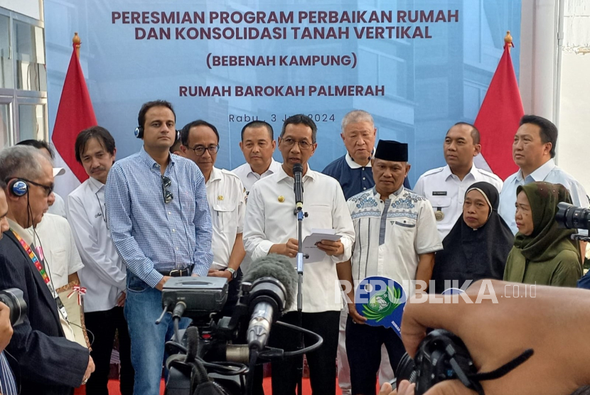Pj Gubernur DKI Jakarta Heru Budi Hartono saat meresmikan perbaikan rumah dan konsolidasi tanah vertikal di Kecamatan Palmerah, Jakarta Barat, Rabu (3/7/2024). 