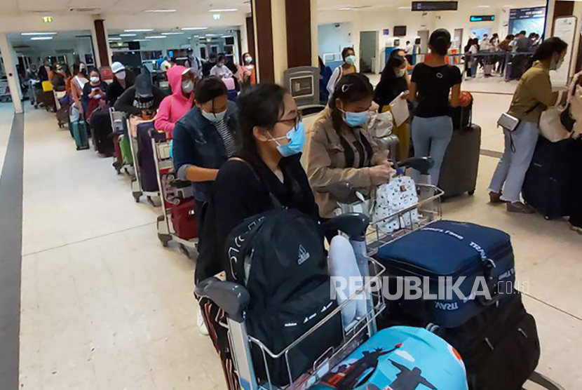 Sejumlah Warga Negara Indonesia (WNI) antre untuk mendaftar ketika proses repatriasi WNI di Bandar Udara Internasional Velana, Maldives, Jumat (24/4/2020).  KBRI Colombo merepatriasi 335 Pekerja Migran Indonesia (PMI) dari Sri Lanka dan Maladewa ke Indonesia akibat pandemi Virus Corona (COVID-19)