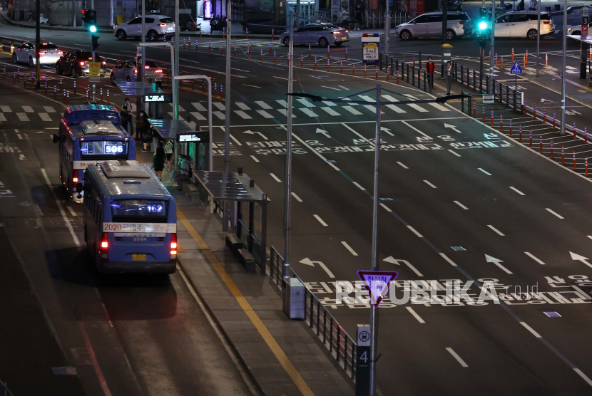  Lebih sedikit bus dari biasanya beroperasi di dekat Stasiun Seoul di Seoul, Korea Selatan, 31 Agustus 2020. Kota ini mulai menghentikan layanan bus larut malam sebesar 20 persen pada hari itu sebagai bagian dari langkah-langkah untuk mencegah penyebaran virus corona penyebab Covid-19.