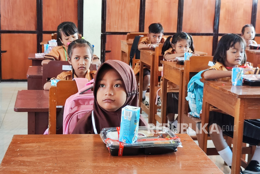 Uji coba makan bergizi gratis di SD Jagalan, Kecamatan Jebres, Kota Solo, Jawa Tengah, Kamis (25/7/2024).