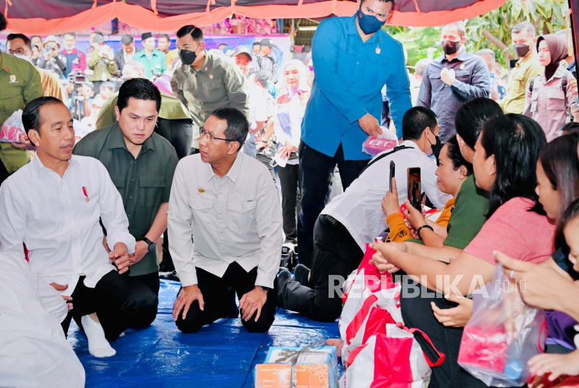 Presiden Joko Widodo didampingi Iriana Jokowwi meninjau langsung posko pengungsian korban kebakaran Terminal Bahan Bakar Minyak (TBBM) Pertamina Plumpang yang ada di Ruang Publik Terpadu Ramah Anak (RPTRA) Rasela, Rawa Badak Selatan, Jakarta, Ahad (5/3).