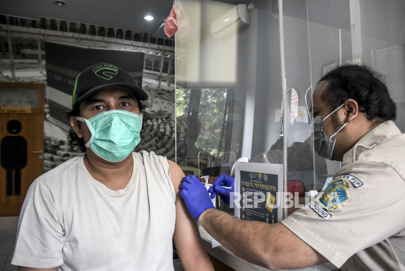 Petugas kesehatan menyuntikkan vaksin meningitis kepada warga di Kantor Kesehatan Pelabuhan (KKP) Kelas II Bandung, Jalan Cikapayang, Kota Bandung, Kamis (29/9/2022). Kantor Kesehatan Pelabuhan (KKP) Kelas II Bandung menyediakan sebanyak 100 hingga 400 dosis vaksin meningitis per hari yang diprioritaskan bagi jemaah umrah yang berangkat pada 10-31 Oktober 2022. Pemkot Surabaya Ajukan Permintaan Pasokan Vaksin Meningitis
