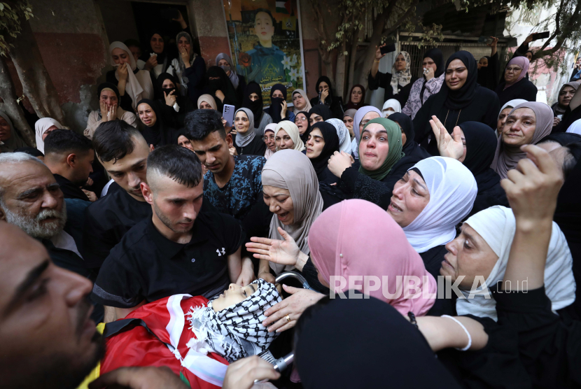 Warga Palestina membawa jenazah Fris Zaid yang berusia 14 tahun saat dilakukan pemakaman di kota Qalqilya, di Tepi Barat, (27/7/2023).   