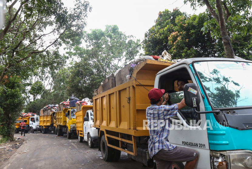 Sejumlah truk pengangkut sampah mengantre untuk pembuangan di TPA Cipayung, Depok, Jawa Barat, Selasa (4/7/2023). Pengelola TPA Cipayung sebut adanya antrean truk sampah karena sejumlah faktor.