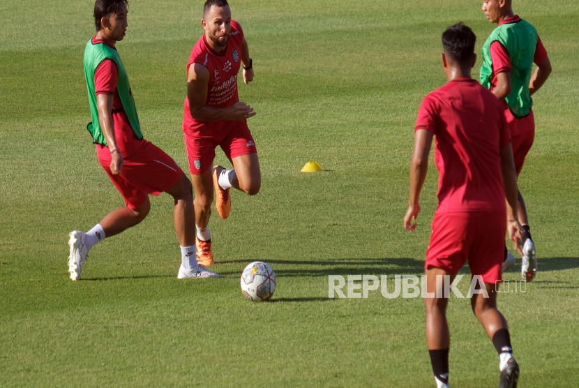 Pesepak bola Bali United menjalani latihan di Stadion Kapten I Wayan Dipta, Gianyar, Bali, Kamis (25/5/2023).