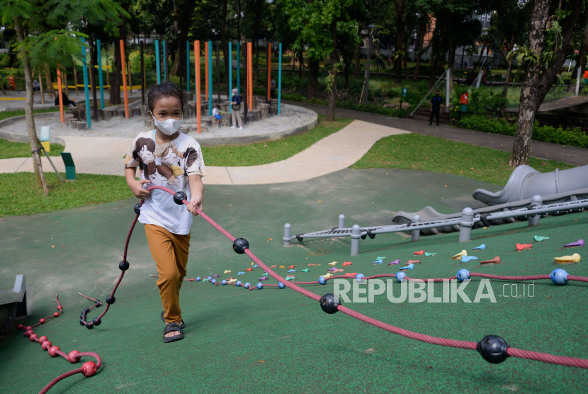 Anak-anak bermain di Tebet Eco Park, Jakarta, Senin (15/8/2022). Anak harus dirangsang untuk beraktivitas fisik demi tumbuh kembangnya.