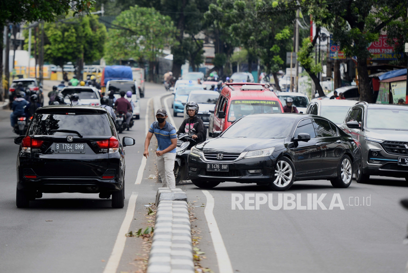 Petugas membantu kendaraan untuk berputar balik di Jalan Raya Pasar Minggu, Jakarta. Dishub DKI sebut penutupan sejumlah putar balik di Jakarta belum akan dipermanenkan.