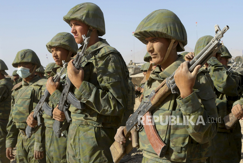 Pasukan Tajikistan berbaris sebelum dimulainya latihan militer gabungan oleh Rusia dan Uzbekistan di lapangan tembak Harb-Maidon sekitar 20 kilometer (sekitar 12 mil) utara perbatasan Tajikistan dengan Afghanistan, di Tajikistan, Selasa, 10 Agustus 2021. 