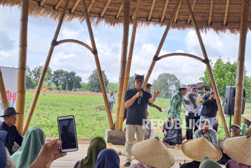 Cawapres nomor urut 1 Muhaimin Iskandar saat menyambangi para petani dalam rangkaian kampanye di Banyuwangi, Jawa Timur, Kamis (28/12/2023). 