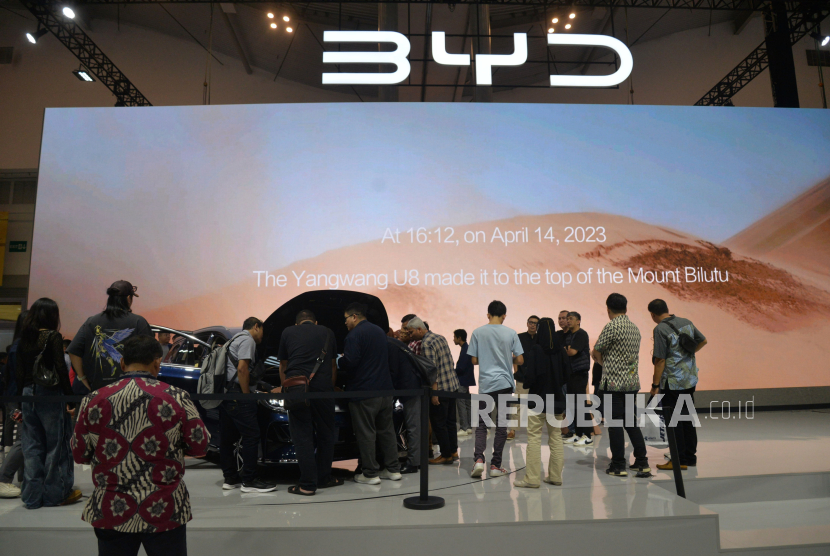 Pengunjung memadati booth BYD dalam ajang Gaikindo Indonesia Internasional Auto Show (GIIAS) 2024 di ICE BSD, Tengerang, Banten, Kamis (18/7/2024).