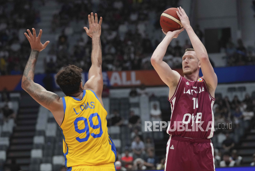 Forward Latvia Rolands Smits (11 ) menembak dijaga forward Lucas Dias (99) pada laga penentuan perempat final FIBA World Cup 2023 di Indonesia Arena, Jakarta, Indonesia, Ahad (3/9/2023).