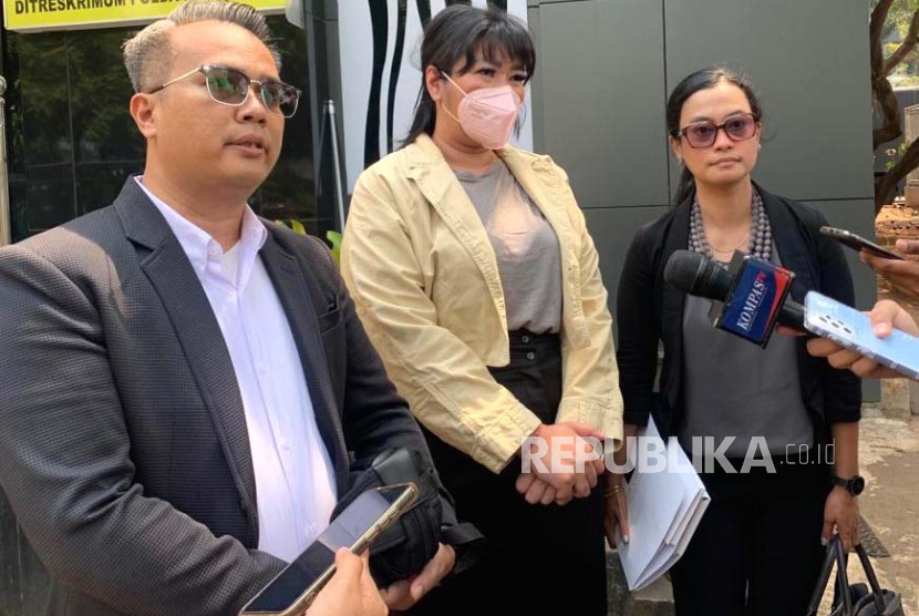 Tersangka kasus dugaan pelecehan seksual Miss Universe Indonesia berinisial ASD alias Sarah (tengah)  dan kuasa hukumnya, David Pohan (kiri) di Polda Metro Jaya,  Jakarta Selatan, Kamis (12/10/2023). 