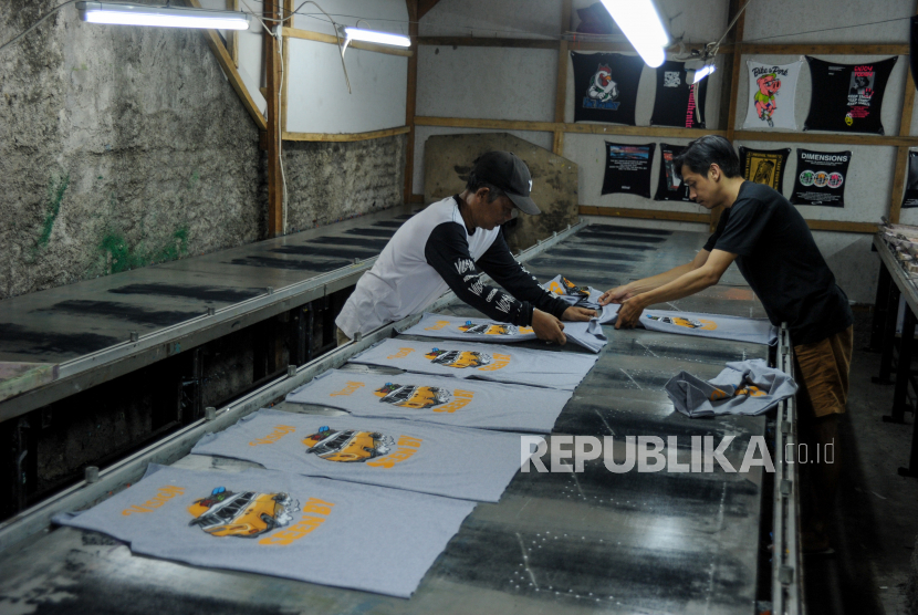 Buruh kerja menyelesaikan produksi pakaian di sebuah perusahaan konveksi di Bandung, Jawa Barat, Senin (12/10/2020). Presiden Joko Widodo menyatakan, Upah Minimum Provinsi (UMP), Upah Minimum Kabupaten (UMK), dan Upah Minimum Sektoral Provinsi (UMSP), akan tetap ada meskipun UU Cipta Kerja telah disahkan oleh DPR.