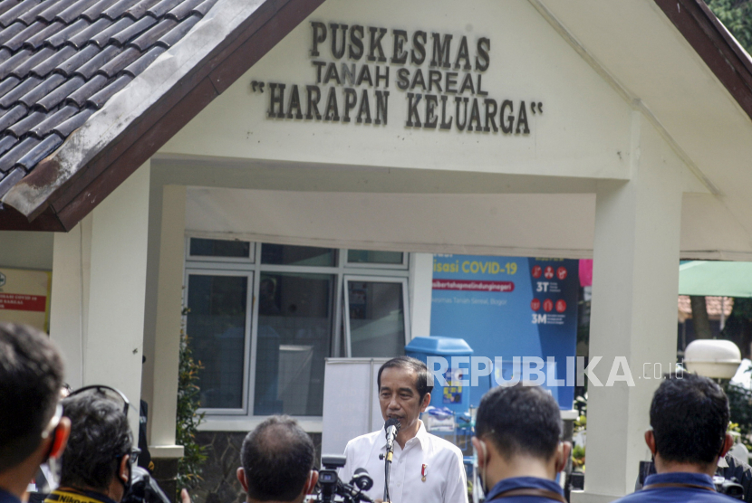 Presiden Joko Widodo  memberikan keterangan pers usai   meninjau simulasi  pemberian vaksinasi COVID-19,  di Puskesmas Tanah Sareal, Kota Bogor, Jawa Barat, Rabu (18/11/2020). Dalam kunjungannya, Jokowi meninjau satu persatu tahapan simulasi pemberian vaksin COVID-19, dan juga  meminta pada saat pemberian vaksinasi nanti lebih sempurna sehingga aman, cepat dan memperhatikan protokol kesehatan. 