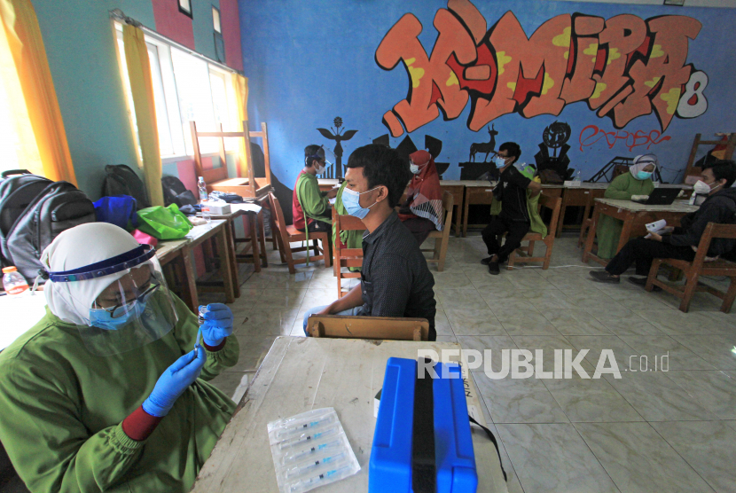 Sejumlah wartawan mengikuti kegiatan vaksinasi Covid-19 yang digelar di SMAN 1 Kabupaten Indramayu, Jawa Barat, Jumat (5/3/2021). 