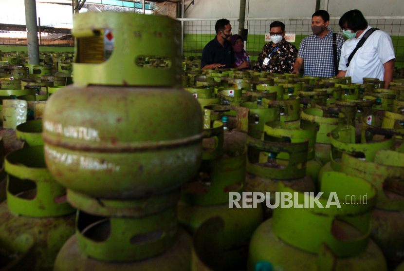 Petugas melakukan pengecekan stok tabung gas elpiji tiga kilogram. ilustrasi