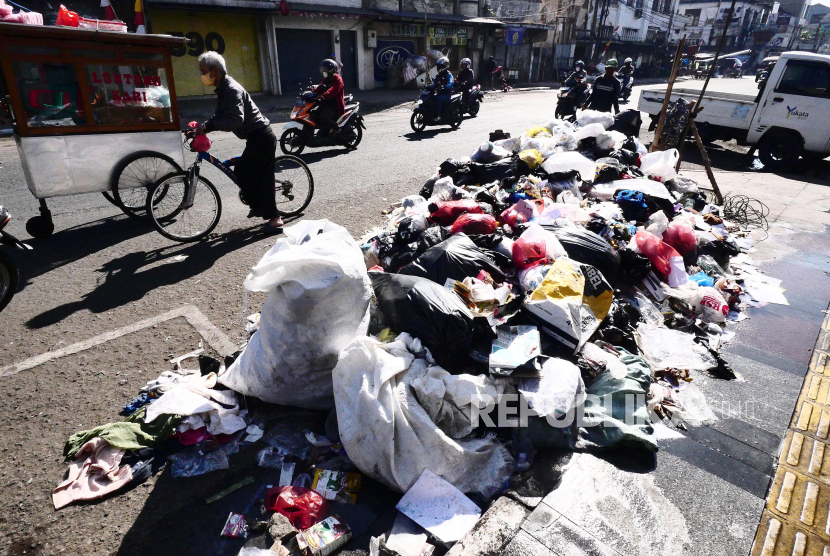 Tumpukan sampah terongok di pinggir Jalan Jenderal Sudirman Bandung.