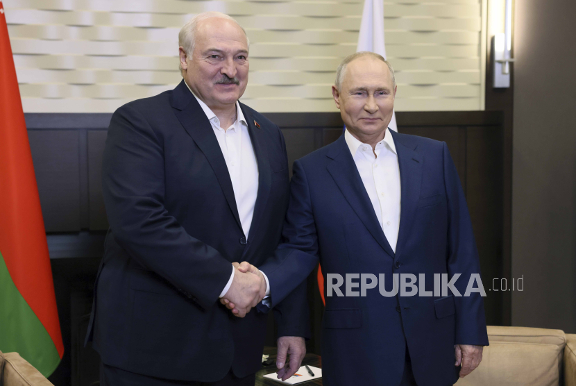 Presiden Rusia Vladimir Putin (kanan) dan Presiden Belarusia Alexander Lukashenko berjabat tangan saat pertemuan mereka di Sochi, Rusia, Jumat, 15 September 2023.