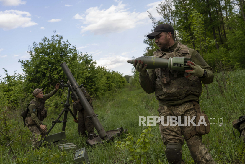 Prajurit Ukraina bersiap untuk menembakkan mortir ke posisi Rusia di wilayah Kharkiv timur, Ukraina, Selasa, 17 Mei 2022. Ukraina memperpanjang darurat militer selama tiga bulan hingga 23 Agustus.
