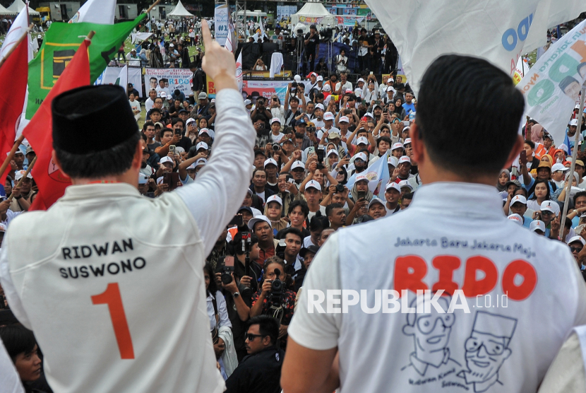 Pasangan calon gubernur dan wakil gubernur DKI Jakarta nomor urut 1 Ridwan Kamil (kanan) Suswono (kiri) menyampaikan visi misinya saat kampanye akbar di Lapangan Banteng, Jakarta, Sabtu (23/11/2024). Dalam kampanye akbar tersebut, paslon Ridwan Kamil-Suswono mengajak para relawan untuk memilihnya dalam Pemilihan Gubernur DKI Jakarta pada tanggal 27 November mendatang sekaligus menyampaikan visi misinya jika terpilih menjadi gubernur DKI Jakarta.