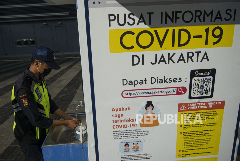 Petugas keamanan mencuci tangan di fasilitas umum yang disediakan di Setiabudi, Jakarta, Sabtu (16/5/2020). Presiden Joko Widodo menyampaikan bahwa Indonesia akan menghadapi kehidupan normal yang baru (New Normal) di mana masyarakat harus hidup berdampingan dengan COVID-19 sehingga protokol kesehatan akan terus diterapkan secara ketat dalam waktu mendatang