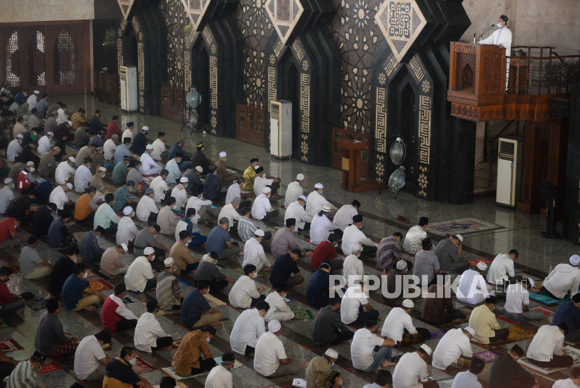 Sejumlah umat Islam mengikuti sholat Jumat berjamaah dengan menerapkan jaga jarak di Masjid At-Tin, Jakarta