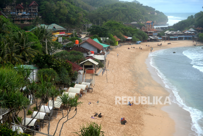 Wisatawan menghabiskan sore hari di Pantai Pulang Sawal, Gunungkidul, DIY.