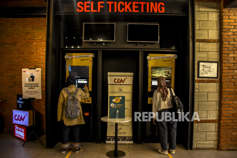 Pengunjung memesan tiket melalui mesin tiket mandiri di bioskop CGV (ilustrasi). CGV membuka empat jaringan bioskop hari ini setelah mendapatkan persetujuan dan penilaian dari Pemprov DKI Jakarta. 