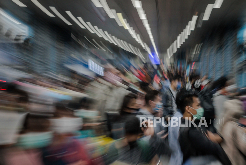 Sejumlah calon penumpang mengantre menunggu bus transjakarta di Halte Harmoni, Jakarta, Senin (8/6). Menteri Perindustrian Agus Gumiwang Kartasasmita menyebutkan, berdasarkan penelitian Mc Kinsey, perekonomian nasional akan pulih pada kuartal IV 2021.