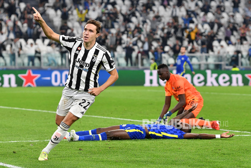 Pemain Juventus Federico Chiesa berselebrasi setelah mencetak gol 1-0 pada pertandingan sepak bola Grup H Liga Champions UEFA antara Juventus FC vs Chelsea FC di Allianz Stadium di Turin, Italia,Kamis (30/9) dini hari WIB.