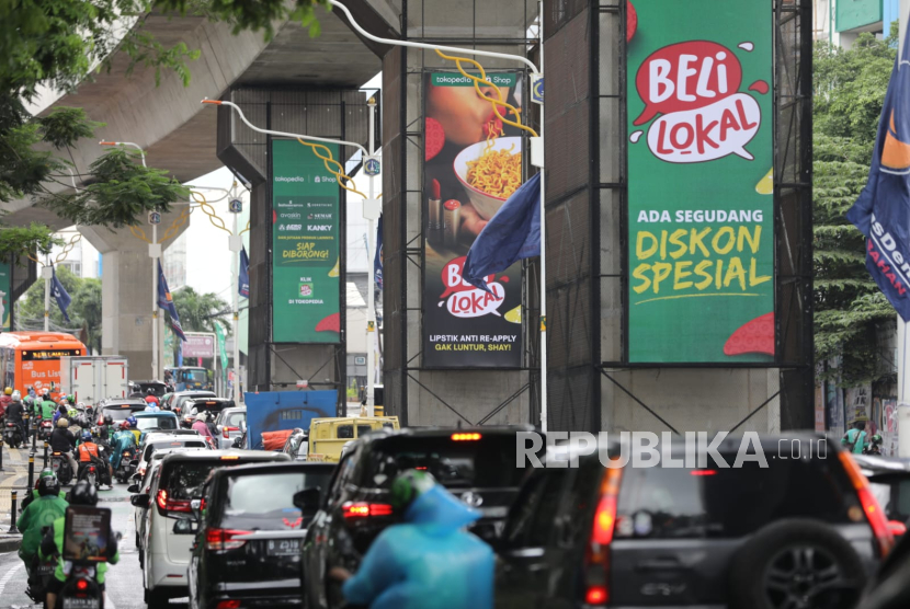 Kampanye Beli Lokal yang dilakukan Tiktok dan Tokopedia terlihat di Jakarta, Rabu (31/1/2024). 