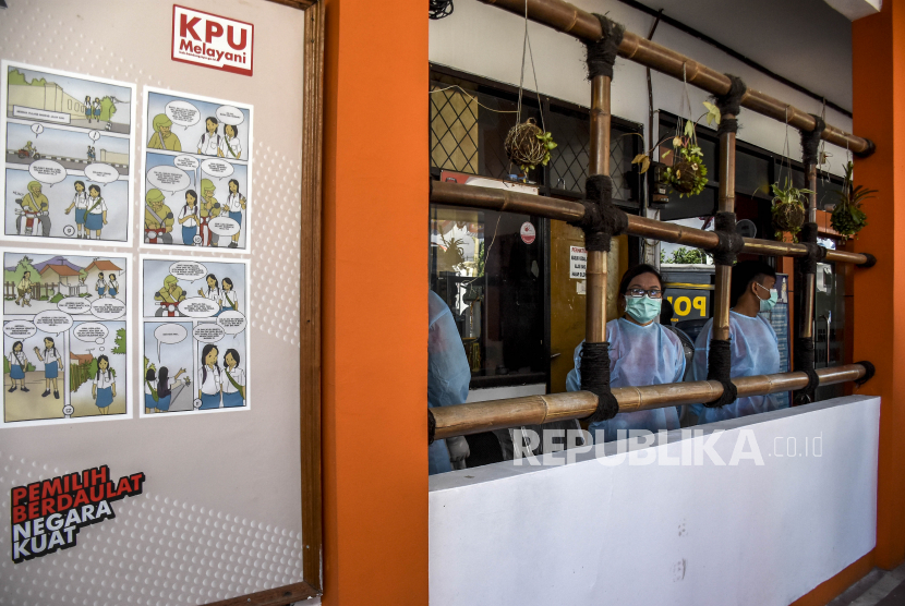 Petugas mengenakan masker saat beraktivitas di area Kantor KPU Kabupaten Bandung (ilustrasi)