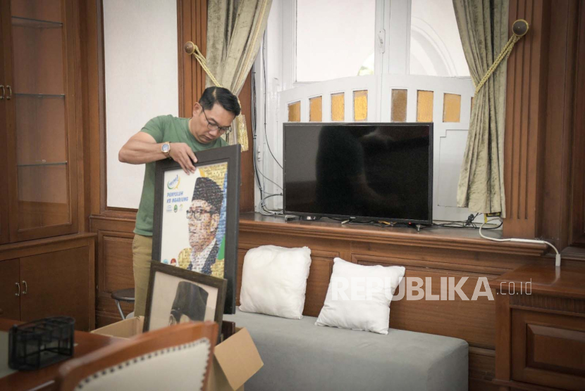 Ridwan Kamil mengemas barang-barang pribadinya di rumah dinas gubernur Jawa Barat (Jabar), Gedung Pakuan, Kota Bandung, menjelang akhir masa jabatan.