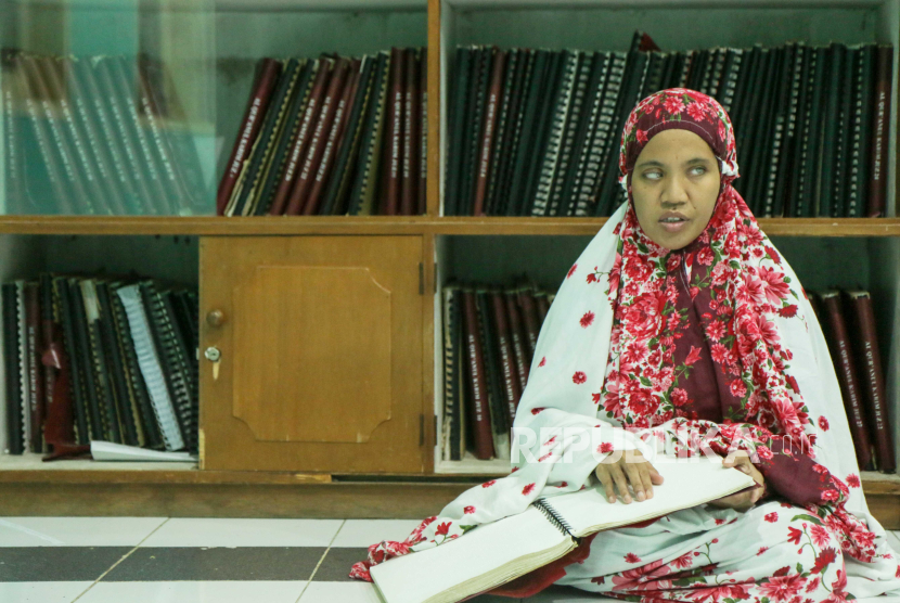 Penyandang tuna netra membaca Al Quran braille di mushala Sekolah Luas Biasa (LSB)-A Yayasan Pendidikan Tuna Netra (YPTN) Mataram, NTB, Kamis malam (21/3/2024). 