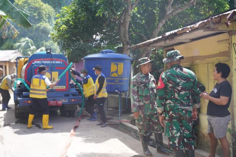 Kodam XIII/Merdeka dan Kemen PU Distribusikan Air Bersih di Pulau Siau