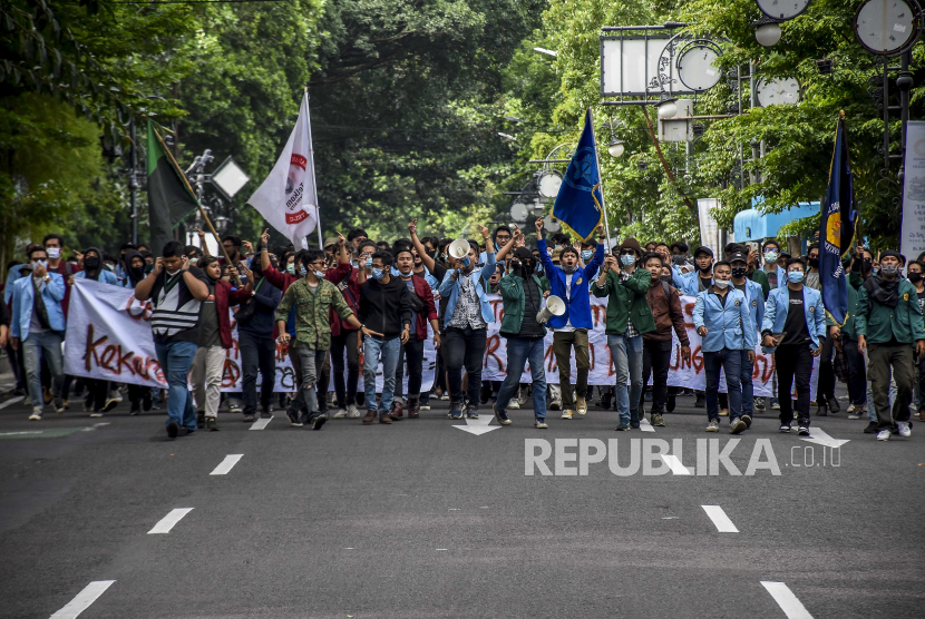 Sejumlah mahasiswa dari berbagai universitas berunjuk rasa di Jalan Merdeka, Kota Bandung, Senin (12/10). Dalam unjuk rasa tersebut mereka menolak pengesahan UU Cipta Kerja (Omnibus Law) dan mengecam tindakan represif aparat kepolisian saat aksi tolak UU Cipta Kerja di berbagai daerah serta meminta kepolisian untuk membebaskan rekan mahasiswa dan demonstran yang ditangkap. Foto: Abdan Syakura/Republika