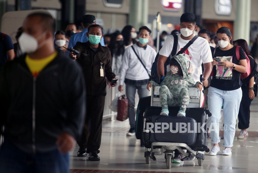 Calon penumpang berjalan menuju pintu masuk ke dalam terminal 1 A Bandara Soekarno Hatta, Tangerang, Banten.