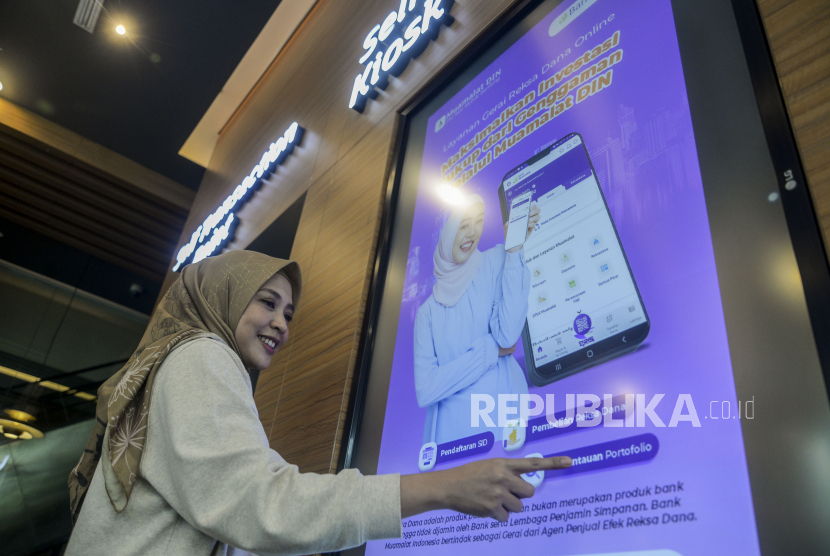 Pegawai menunjukan fitur Gerai Reksa Dana Syariah di Jakarta, Jumat (23/9/2022). Bank Muamalat mencatat minat nasabah terhadap produk investasi terus meningkat dari tahun ke tahun sejalan dengan pertumbuhan penjualan yang rata-rata tumbuh sekitar 160 persen per tahun selama empat tahun terakhir. Fitur Gerai Reksa Dana Syariah ini tersedia di aplikasi Mobile Banking Muamalat Digital Islamic Network. Republika/Putra M. Akbar
