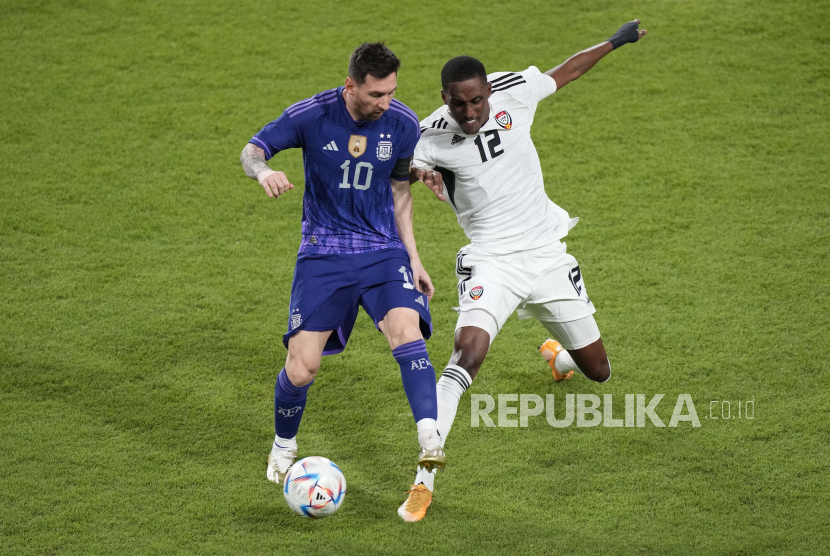 Lionel Messi (kiri) dan Khalifa Alhammadi (kanan) berebut bola pada laga persahabatan antara Argentina dengan Uni Emirat Arab  di Abu Dhabi, Rabu (16/11/2022).