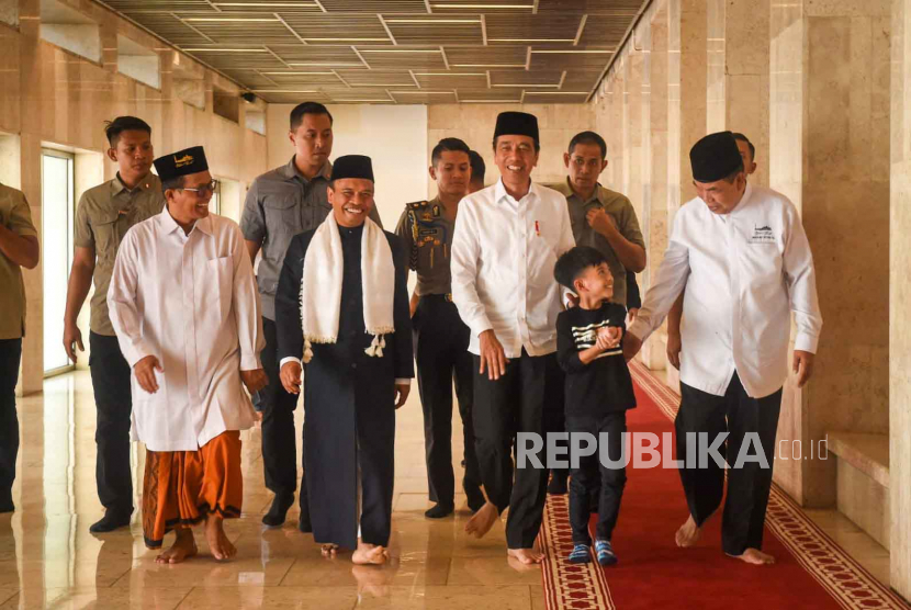 Presiden Jokowi mengajak cucunya Jan Ethes Srinarendra melakukan shalat jumat berjamaah di Masjid Istiqlal, Jakarta, Jumat (23/6/2023).