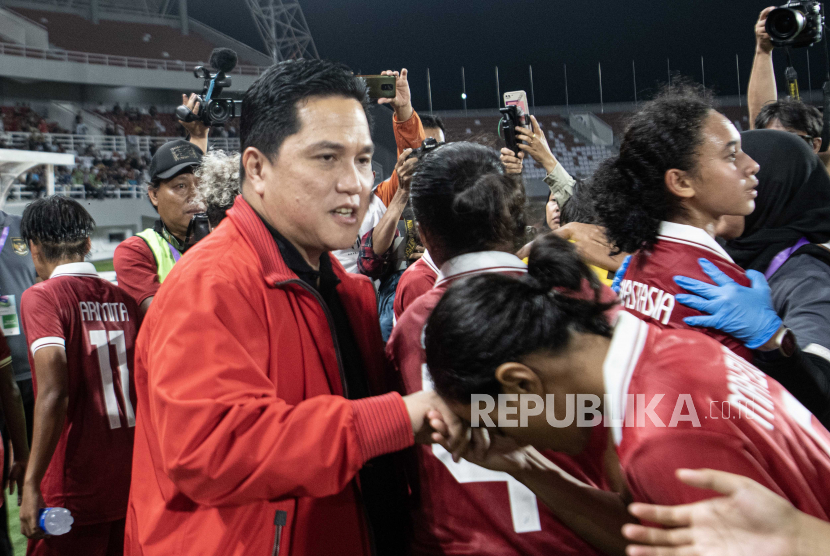 Ketua Umum PSSI Erick Thohir (kedua kiri) memberikan motivasi kepada pemain timnas U-19 usai semifinal Piala AFF Putri U-19 2023, Kamis (13/7/2023). 