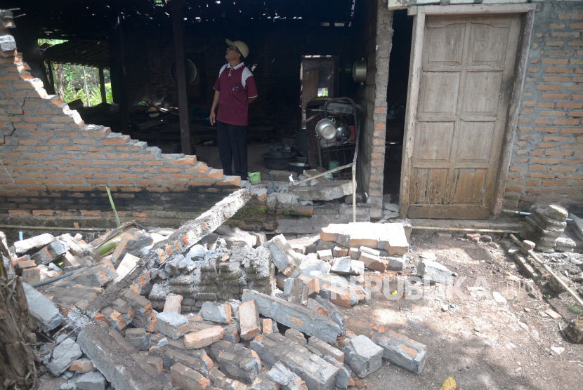 Kerusakan bangunan rumah warga imbas gempa. Sebagian wilayah Halmahera Utara juga rawan bencana gempa bumi (ilustrasi) 