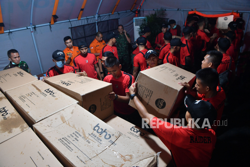 Prajurit TNI AD menyusun kotak yang berisi pakaian alat pelindung diri (APD) di Posko Penanganan dan Penanggulangan COVID-19, Surabaya, Jawa Timur, Senin (23/3/2020).