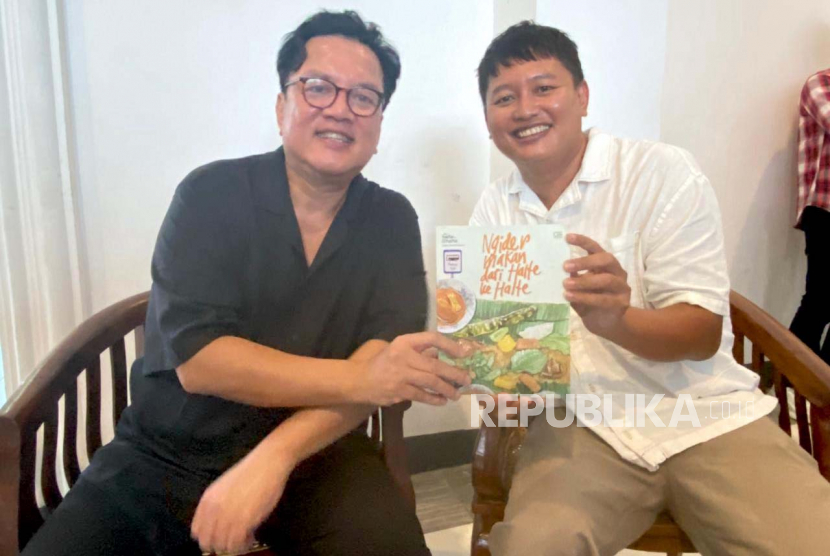 Founder Dari Halte Ke Halte, Rio dan Bowo, merilis buku Ngider Kuliner dari Halte ke Halte di Galeri Nasional, Jakarta Pusat, Kamis (22/6/2023). 