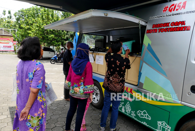 Warga mengurus administrasi kependudukan melalui mobil keliling Adminduk Kota Yogyakarta di Kemantren Mergangsan, Yogyakarta. 