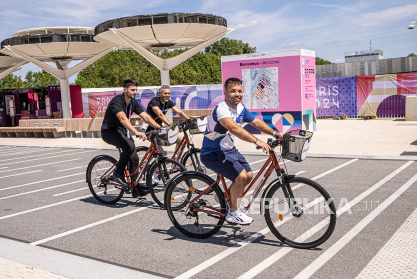 Anggota kontingen menaiki sepeda di Perkampungan Atlet Olimpiade Paris 2024, Saint Denis, Prancis, Jumat (19/7/2024). 