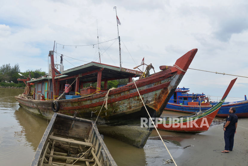 Petugas Pangkalan Pengawasan Sumber Daya Kelautan dan Perikanan (PSDKP) mengamankan satu unit kapal ikan pukat trawl (kiri) beberapa waktu lalu. 