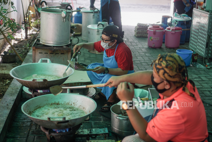 Petugas Taruna Siaga Bencana (Tagana) menyiapkan menu makan di dapur umum Kantor Dinas Sosial, Solo, Jawa Tengah, Rabu (15/4/2020). Dapur umum tersebut untuk membantu kebutuhan makan harian warga terdampak COVID-19 yang sedang menjalani karantina selama 14 hari