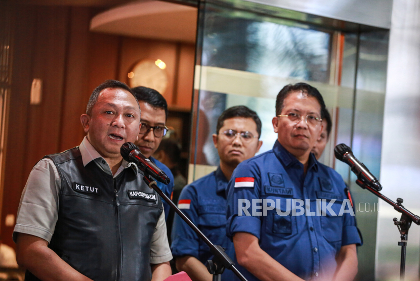 Kapuspenkum Kejagung I Ketut Sumedana (kiri) bersama Direktur Penyidikan (Dirdik) Jampidsus Kejagung Kuntadi (kanan) memberikan keterangan di Kejaksaan Agung (Kejagung), Jakarta, Kamis (15/6/2023).